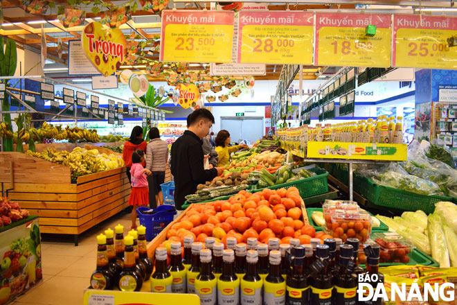 Shoppers picking up their favourite items at the Co.op Mart Da Nang