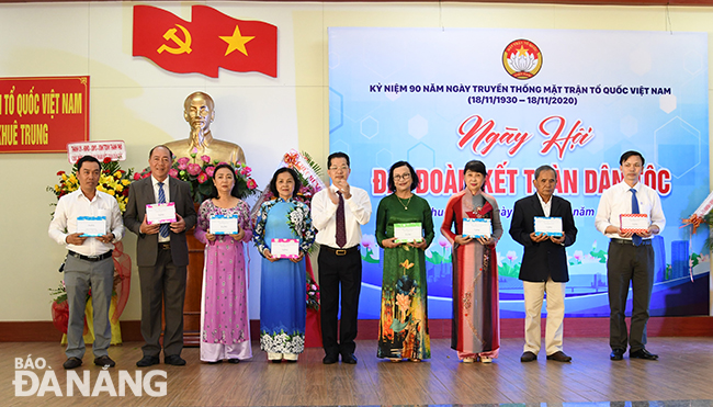 Bí thư Thành ủy Nguyễn Văn Quảng (giữa) trao tặng quà cho các cá nhân, hộ gia đình tiêu biểu tại ngày hội. Ảnh: ĐẶNG NỞ
