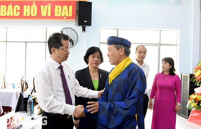 -	Bí thư Thành ủy Nguyễn Văn Quảng (bìa trái) thân mật nói chuyện cùng các đại biểu tham dự ngày hội. Ảnh: ĐẶNG NỞ