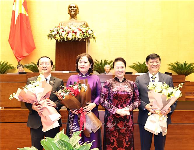 Chủ tịch Quốc hội Nguyễn Thị Kim Ngân tặng hoa chúc mừng Bộ trưởng Bộ Y tế, Bộ trưởng Bộ Khoa học và Công nghệ và Thống đốc Ngân hàng Nhà nước Việt Nam vừa được Quốc hội phê chuẩn. Ảnh: Trọng Đức/TTXVN