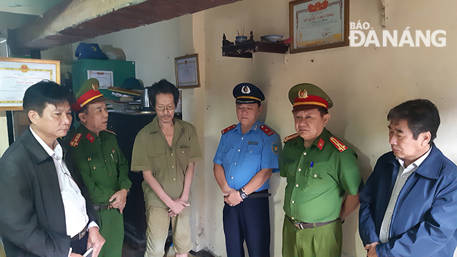 Col Le Quoc Dan (2nd left) visiting and giving spiritual encouragement to a family of road traffic crash victim in Hai Chau District