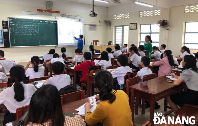 Một tiết học ứng dụng công nghệ thông tin trong dạy và học tại Trường THCS Trần Hưng Đạo, quận Hải Châu. Ảnh: NGỌC PHÚ	