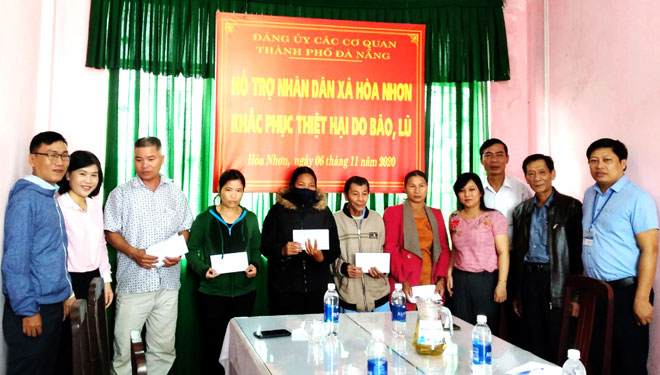 Đảng ủy khối Các cơ quan thành phố phối hợp với Ủy ban MTTQ Việt Nam huyện Hòa Vang trao quà hỗ trợ người dân bị ảnh hưởng do bão số 9 gây ra.  (Ảnh do Mặt trận huyện Hòa Vang cung cấp)