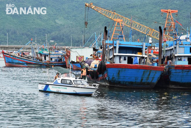 Lực lượng bộ đội biên phòng nhắc nhở các ngư dân tuân thủ nghiêm túc các biện pháp phòng chống dịch bệnh. Ảnh: HOÀNG HIỆP