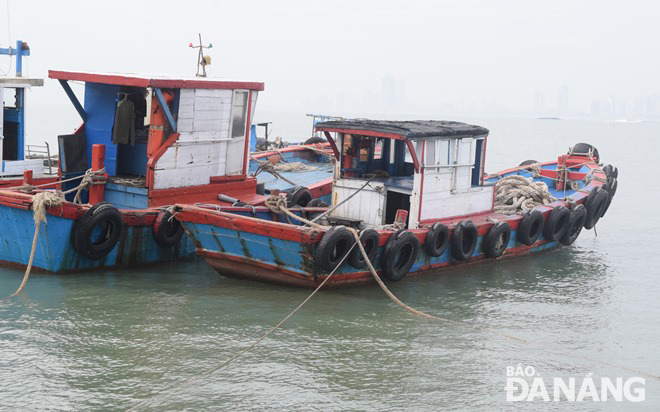 Nhiều tàu thuyền được bổ sung thêm các vật dụng để chống hư hại khi va đập do gió bão. Ảnh: HOÀNG HIỆP