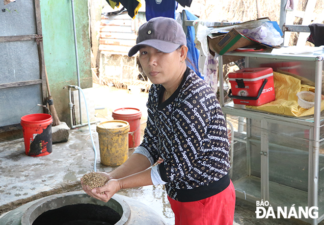 Nước lũ khiến lúa, thóc của gia đình chị Nguyễn Thị Thanh Thủy (tổ 4, thôn La Bông) bị hư hỏng. Ảnh: MAI QUẾ.