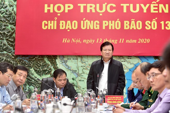  Deputy Prime Minister Trinh Dinh Dung delivering his instructions at the Friday meeting to tackle typhoon Vamco