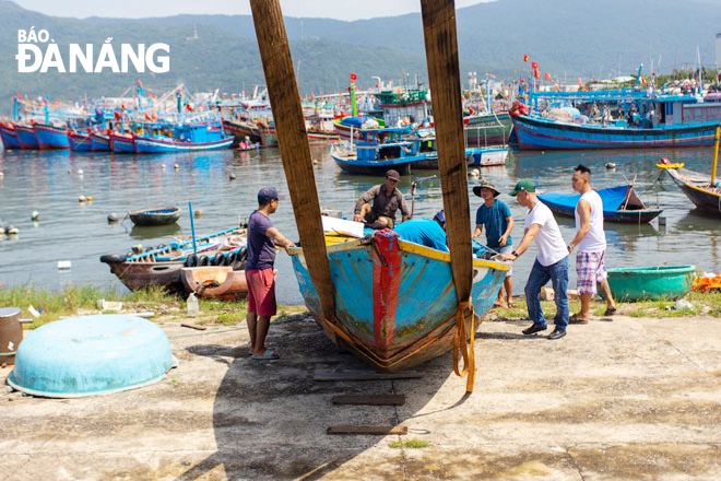 Tại Âu thuyền Thọ Quang (quận Sơn Trà), người dân khẩn trương đưa tàu thuyền lên bờ để phòng tránh bão số 9. (Ảnh chụp sáng 27-10). Ảnh: PHẠM PHÙNG