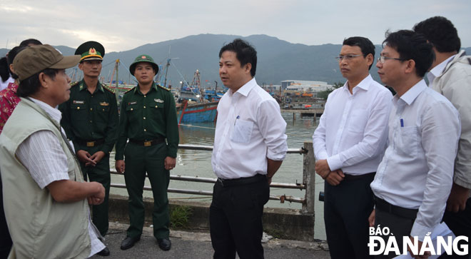 Phó Bí thư Thường trực Thành ủy Lương Nguyễn Minh Triết (giữa) và Phó Chủ tịch UBND thành phố Hồ Kỳ Minh (thứ ba, phải qua) kiểm tra công tác ứng phó bão số 13 tại âu thuyền và cảng cá Thọ Quang chiều tối 13-11.									             Ảnh: HOÀNG HIỆP