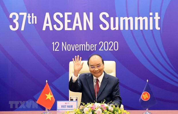 Prime Minister Nguyen Xuan Phuc waves at regional leaders at the online 37th ASEAN Summit on November 12 (Photo: VNA)