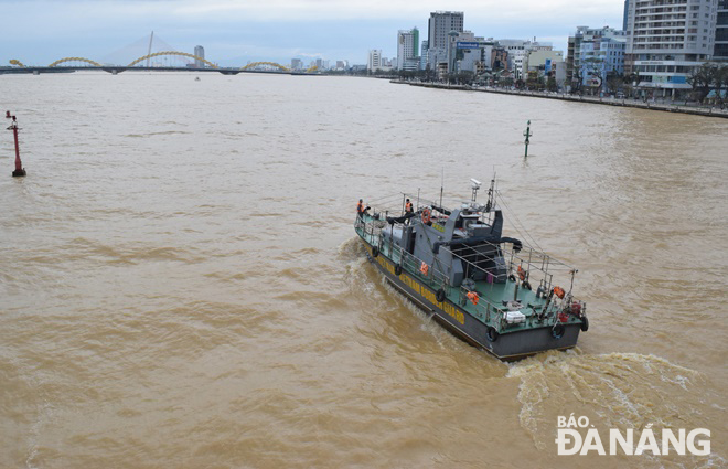 Tàu biên phòng của Bộ Chỉ huy Bộ đội Biên phòng thành phố đã di chuyển ngược lên sông Hàn trong sáng 14-11 để sẵn sàng ứng cứu trong bão số 13. Ảnh: HOÀNG HIỆP