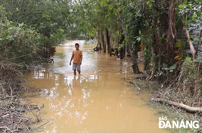 A residential area in La Bong village, Hoa Tien Commune was flooded on Friday afternoon