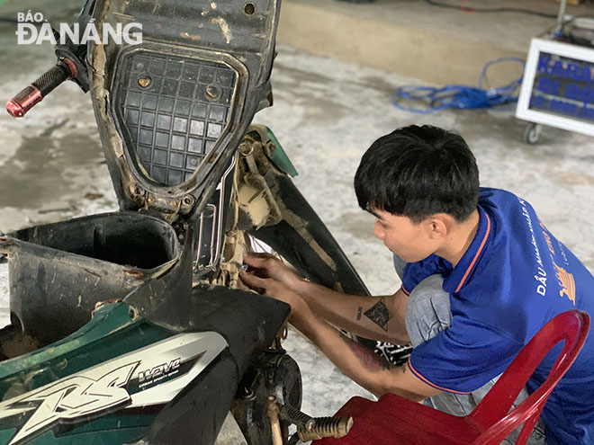 Xe máy của bà con ở thôn Phú Lộc đa phần bị hư hỏng 70% do bị ngâm lâu trong nước. Ảnh: Huyền Hồ