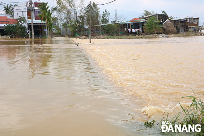  A flooded section of a road connecting villages in Hoa Tien Commune, obstructing traffic movement.