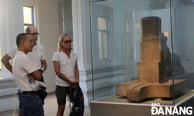 Photo of visitors at the Da Nang Museum of Cham Sculpture taken in May 2020