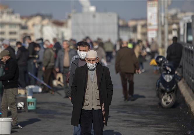 Người dân đeo khẩu trang phòng lây nhiễm COVID-19 tại Istanbul, Thổ Nhĩ Kỳ, ngày 12/11/2020. Ảnh: THX/ TTXVN