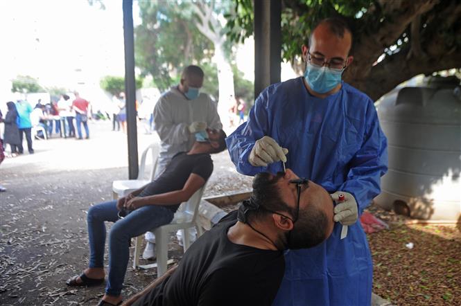 Người dân đeo khẩu trang phòng lây nhiễm COVID-19 tại Tripoli, Liban, ngày 12/9/2020. Ảnh: THX/ TTXVN