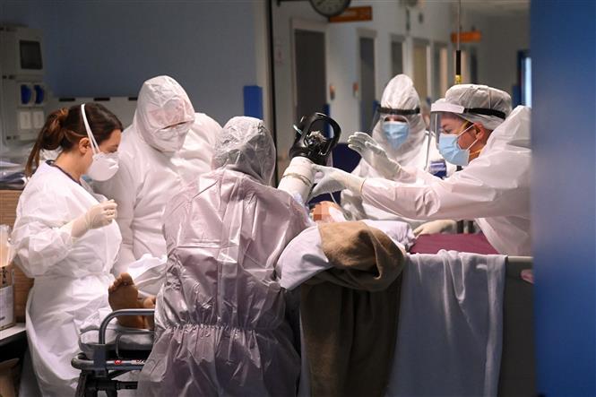 Nhân viên y tế điều trị cho bệnh nhân COVID-19 tại bệnh viện ở Bologna, Italy, ngày 12/11/2020. Ảnh: THX/ TTXVN
