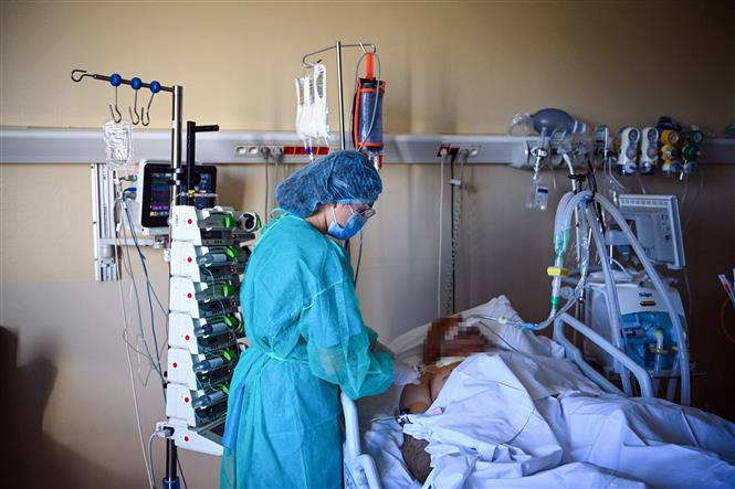 Chăm sóc bệnh nhân nhiễm COVID-19 tại bệnh viện ở Le Port-Marly, gần Paris, Pháp. Ảnh: AFP/TTXVN