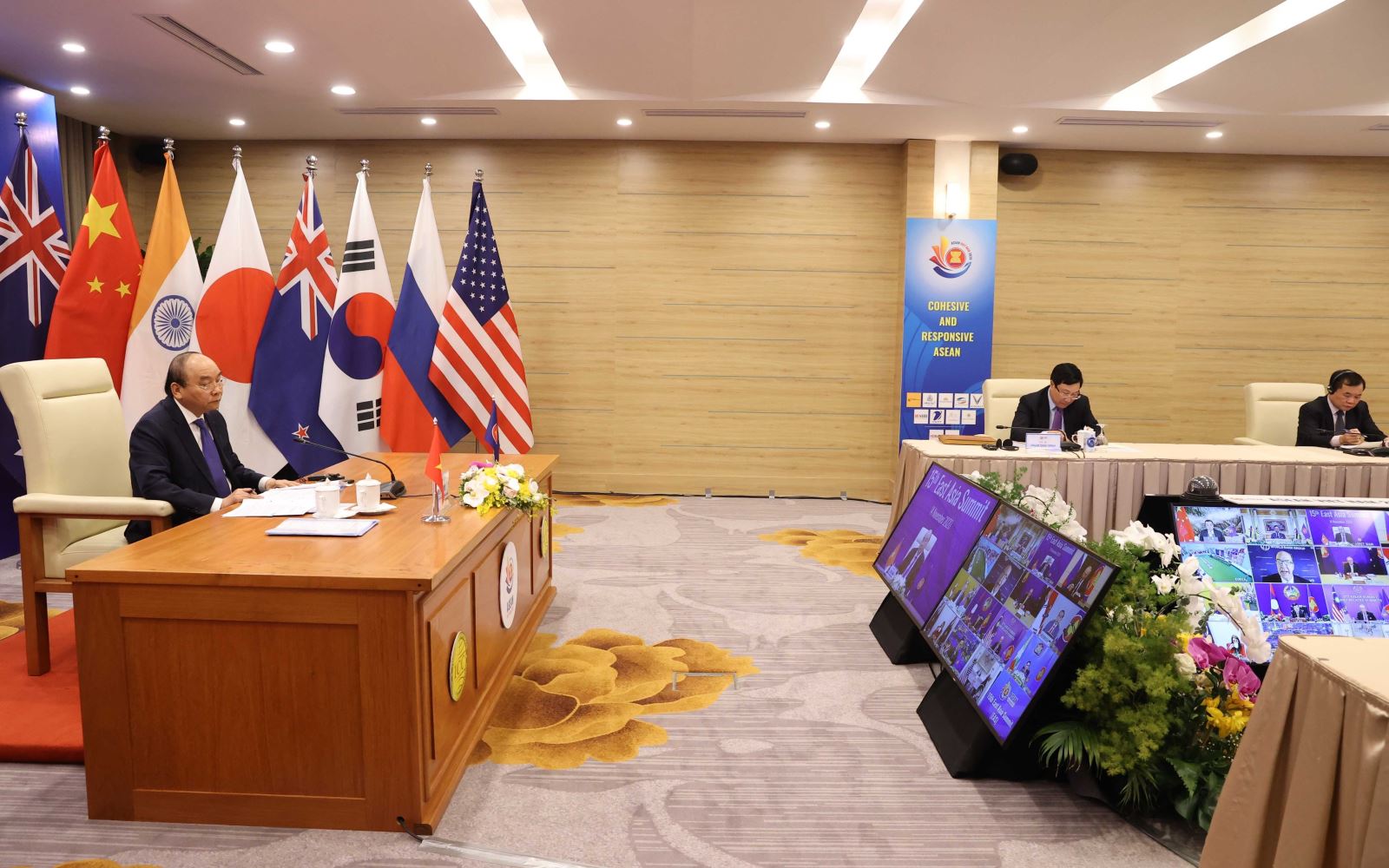 Thủ tướng Nguyễn Xuân Phúc, Chủ tịch ASEAN 2020 dự Hội nghị Cấp cao Đông Á lần thứ 15 theo hình thức trực tuyến. Ảnh: Thống Nhất – TTXVN