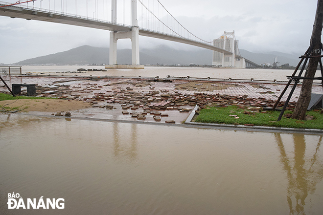 The pavement of Ngu Nguyet Street is damaged by strong winds and a rise in river level.