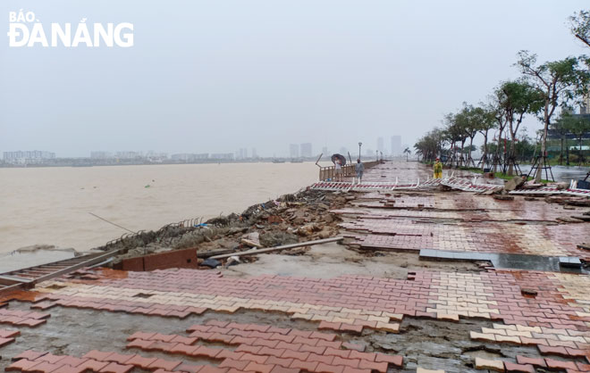 Một đoạn bờ kè trên vỉa hè tuyến đường Như Nguyệt, quận Hải Châu bị sóng đánh gây sạt lở, hư hỏng. 								      Ảnh: XUÂN SƠN