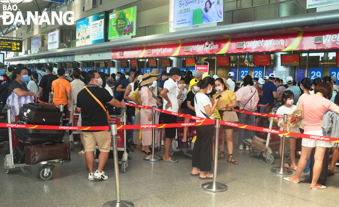 Du khách làm thủ tục tại sân bay quốc tế Đà Nẵng. Ảnh: THÀNH LÂN