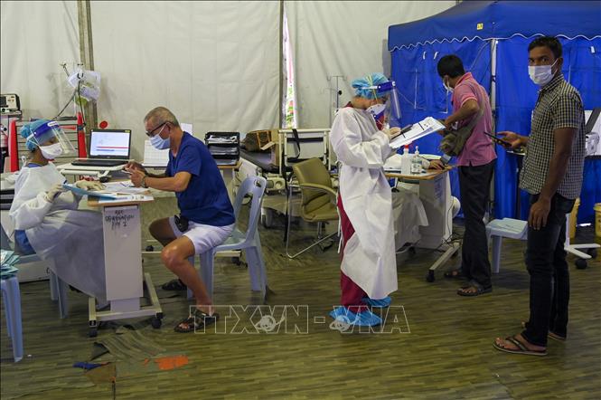Nhân viên y tế lấy mẫu xét nghiệm COVID-19 tại Subang Jaya, ngoại ô Kuala Lumpur, Malaysia. Ảnh: AFP/TTXVN