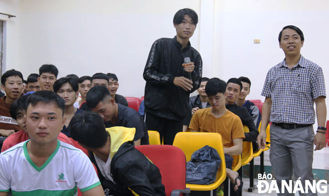Thanh, thiếu niên tham gia sinh hoạt ngoại khóa tuyên truyền về kiến thức dân số và sức khỏe sinh sản tại Trường Cao đẳng Nghề Đà Nẵng đầu tháng 11-2020. 	                            	          Ảnh: THANH TÌNH