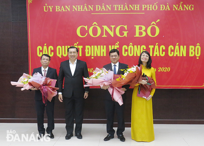 Chủ tịch UBND thành phố Huỳnh Đức Thơ trao các quyết định và tặng hoa chúc mừng các cá nhân. Ảnh: ĐẶNG NỞ