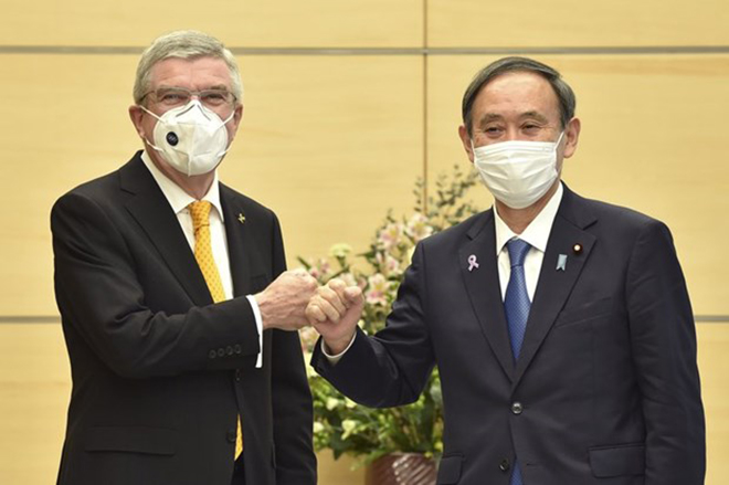 Thủ tướng Nhật Bản Suga Yoshihide và Chủ tịch IOC Thomas Bach. (Nguồn: AP)
