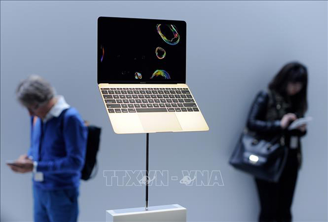  Máy tính MacBook của Apple được trưng bày tại San Francisco, California, Mỹ. Ảnh: AFP/TTXVN 