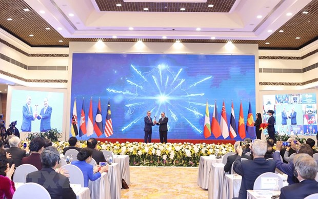 Vietnamese Prime Minister Nguyen Xuan Phuc hands over the chairmanship hammer to the Ambassador of Brunei - ASEAN Chair 2021. (Photo: VNA)