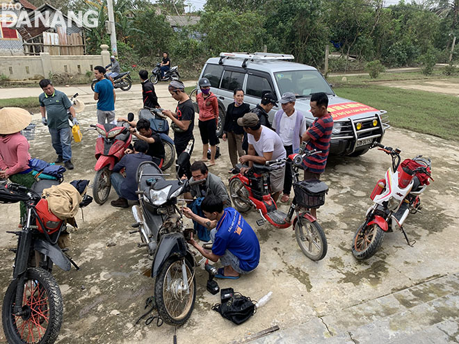 Da Nang’s volunteers repairing motorbikes for residents in flood-hit Phu Loc Village in Thua Thien Hue Province