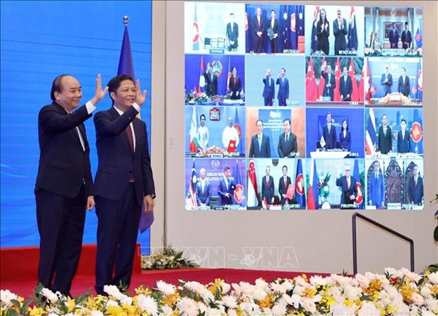 Prime Minister Nguyen Xuan Phuc (left) and Minister of Industry and Trade Tran Tuan Anh at the signing ceremony of the Regional Comprehensive Economic Partnership (RCEP) in Hanoi on November 15. (Photo: VNA)