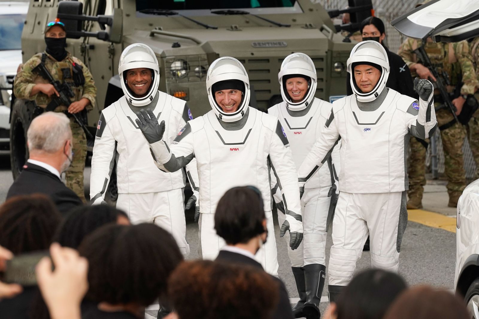 Các phi hành gia vẫy chào trước khi thực hiện sứ mệnh bay vào không gian. 