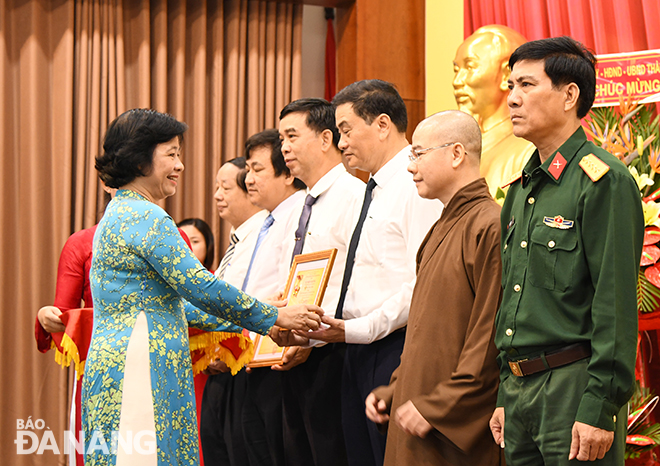Chủ tịch Ủy ban MTTQ Việt Nam thành phố Đà Nẵng Đặng Thị Kim Liên trao tặng Kỷ niệm chương “Vì sự nghiệp Đại đoàn kết toàn dân tộc” cho các cá nhân. Ảnh: ĐẶNG NỞ