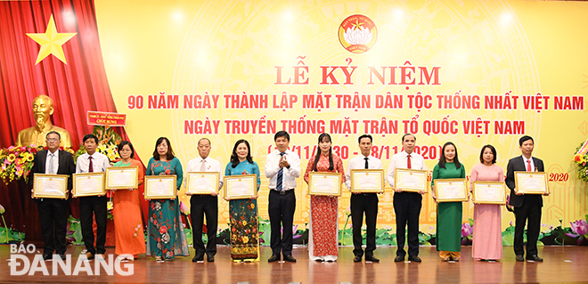 Phó Bí thư Thường trực Thành ủy Lương Nguyễn Minh Triết trao tặng Bằng khen cho các tập thể và cán nhân. Ảnh: ĐẶNG NỞ