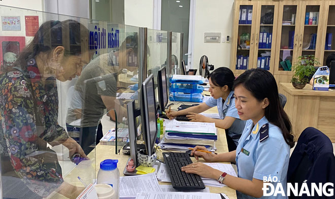 Customs officers guide import and export procedures for businesses at the Customs Branch of Hoa Khanh Industrial Park - Lien Chieu. In the photo are customs officers briefing owners of businesses on import and export procedures at a customs chapter within the Hoa Khanh Industrial Park