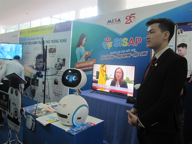 An exhibition of robotics and IT solutions developed by an IT company in Đà Nẵng. About 285 agencies and administrative centres in seven districts in Đà Nẵng provided online public services.