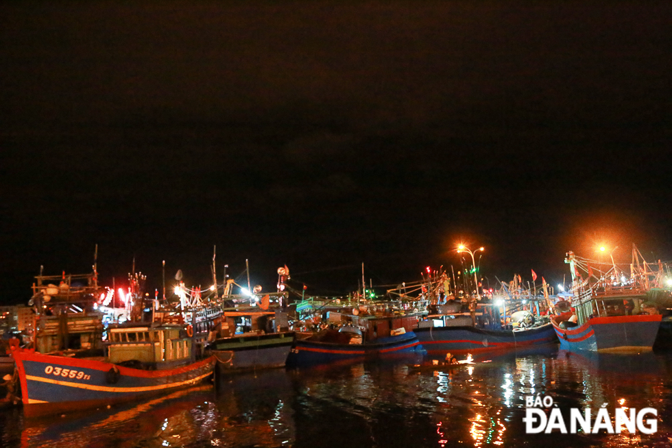 At midnight, fishing vessels from Da Nang and elsewhere in Central Viet Nam are anchored bumper-to-bumper at the Tho Quang fishing wharf