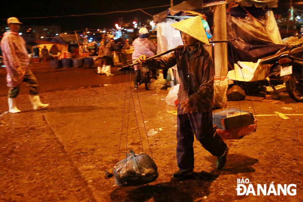   Each labour who is employed to carry fresh seafood is paid about 10,000 VND per turn