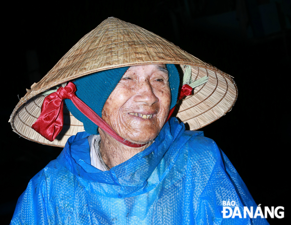  Despite his age, a 97-year-old man persistently makes a living at the wharf at odd hours.