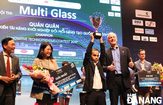 Dự án Multi Glass đoạt ngôi quán quân cuộc thi Tìm kiếm tài năng khởi nghiệp đổi mới sáng tạo Việt Nam 2019 (TECHFEST 2019). Ảnh: PHONG LAN