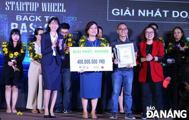 Chị Lê Thị Cẩm Trinh, người sáng lập dự án Umbalena (thứ tư, phải sang) nhận giải nhất cuộc thi Vòng xe Khởi nghiệp Startup Wheel 2020.  Ảnh: K.NINH