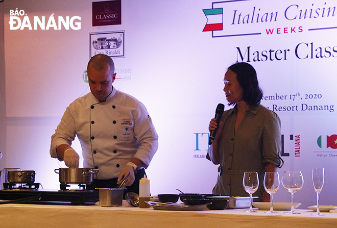 An Italian chef (left) showing his cooking excellence at the Da Nang event