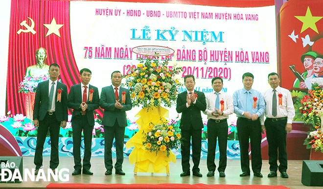 Bí thư Thành ủy Nguyễn Văn Quảng tặng hoa chúc mừng Đảng bộ huyện Hòa Vang. ẢNH: S.TRUNG