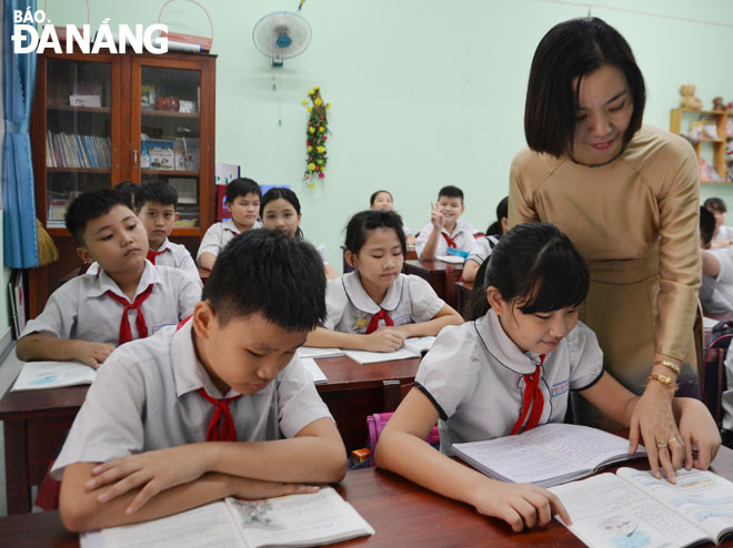 Cô giáo Trần Thị Bích Thủy trong một tiết dạy học sinh Trường tiểu học Trần Quang Diệu. 	    							          Ảnh: NGỌC PHÚ