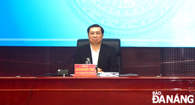 Chủ tịch UBND thành phố Huỳnh Đức Thơ chủ trì phiên họp thường kỳ tháng 11-2020 của UBND thành phố.     Ảnh: T. HUY
