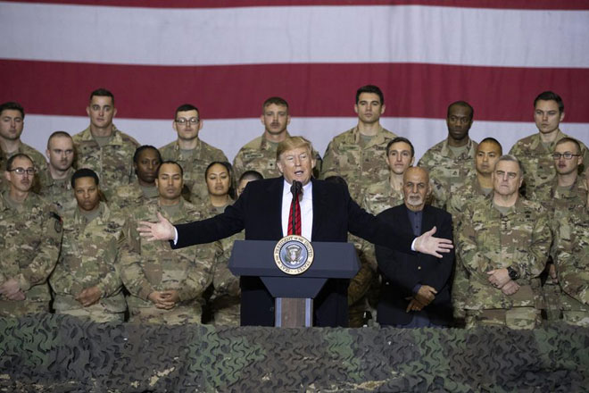 Tổng thống Mỹ Donald Trump (giữa) phát biểu khi thăm căn cứ không quân Bagram ở Afghanistan ngày 28-11-2019. Ảnh: AP